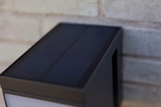 Lutec Solar Prima hybrid udend&oslash;rslampe til v&aelig;g m/PIR-sensor og solceller