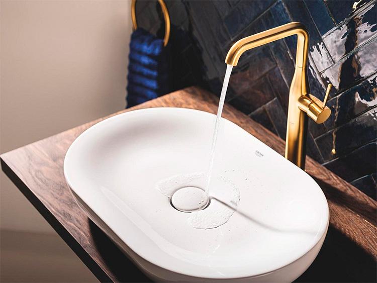 Grohe Essence h&aring;ndvaskarmatur m/EcoJoy og svingtud - B&oslash;rstet cool sunrise