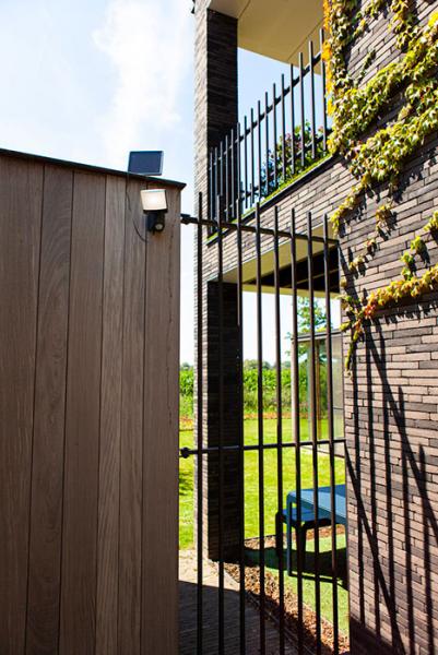 Lutec Solar Sunshine udend&oslash;rslampe m/PIR-sensor og solceller - Lille - M&oslash;rk gr&aring;