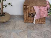 Selvkl�bende gulv - Fliselook